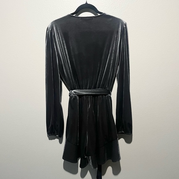 FRAICHE-NWT Gray Velvet Flowy Romper with Belt and Cinched Waist Size L - Picture 2 of 7